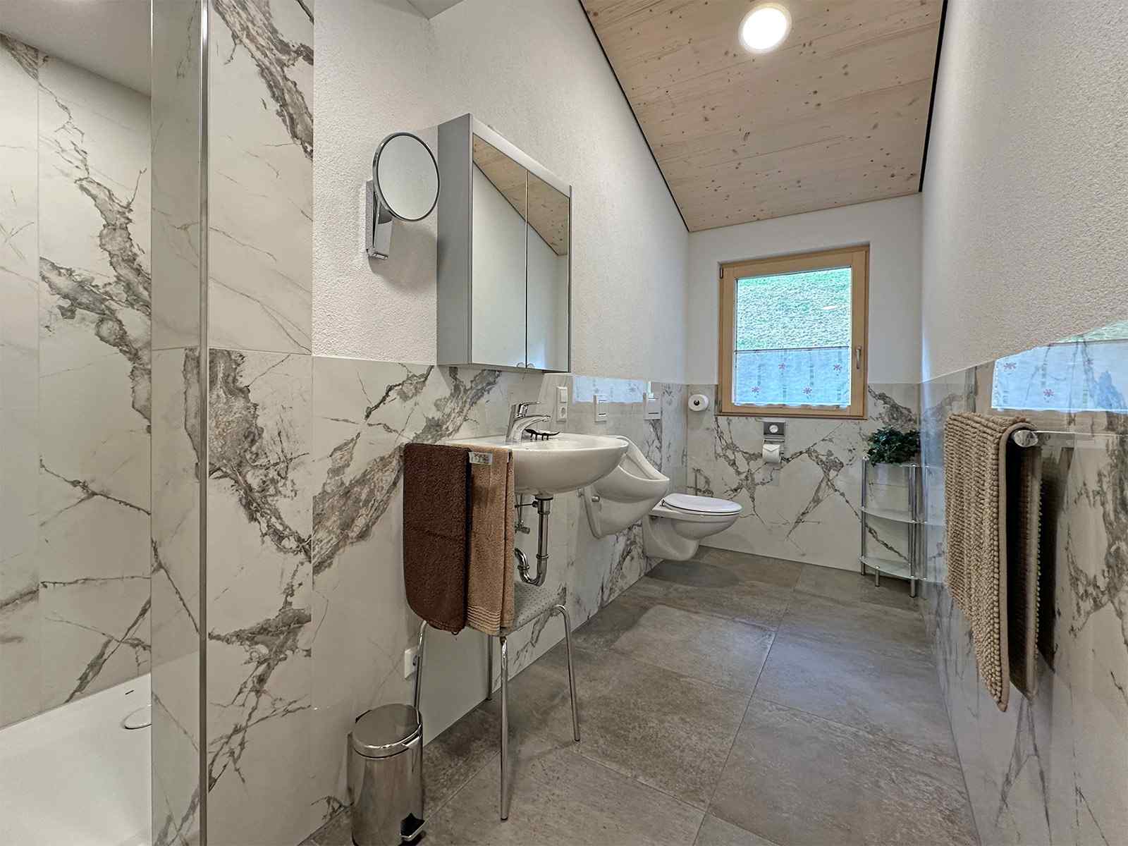 Bad mit Dusche und WC