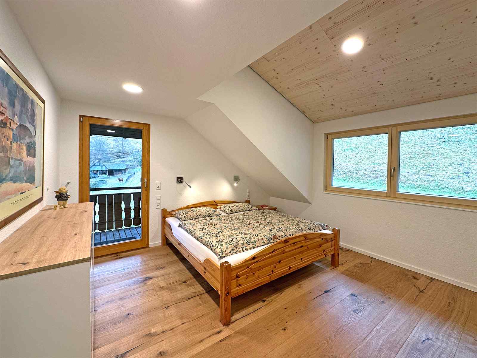 Schlafzimmer mit Doppelbett und Einzelbett