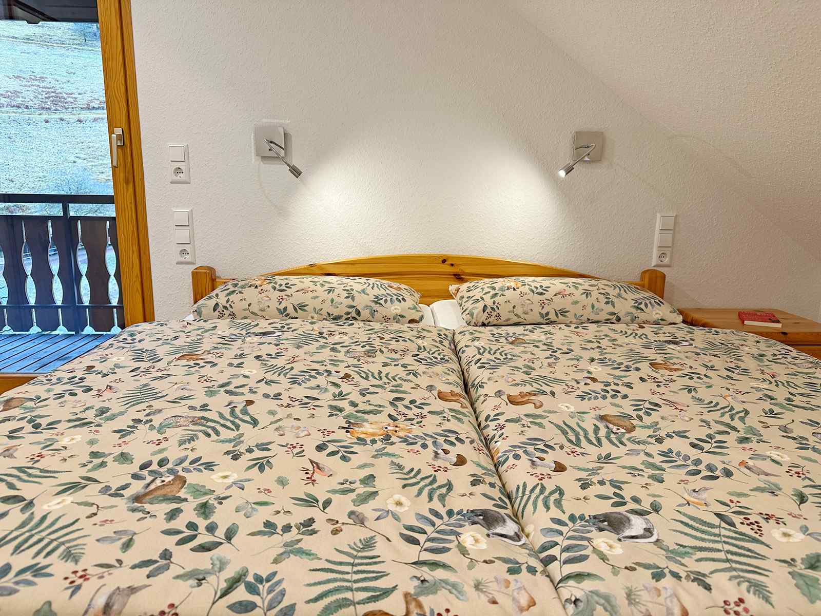 Schlafzimmer mit Doppelbett und Einzelbett
