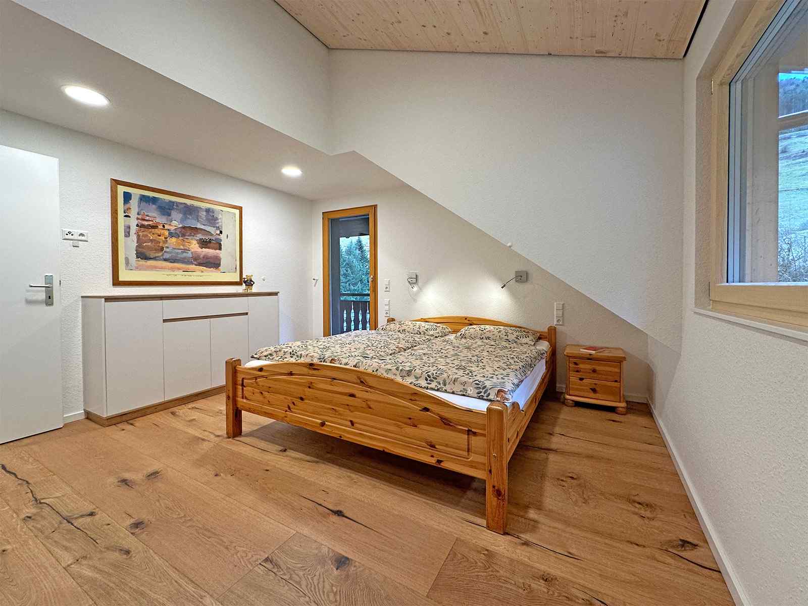 Schlafzimmer mit Doppelbett und Einzelbett