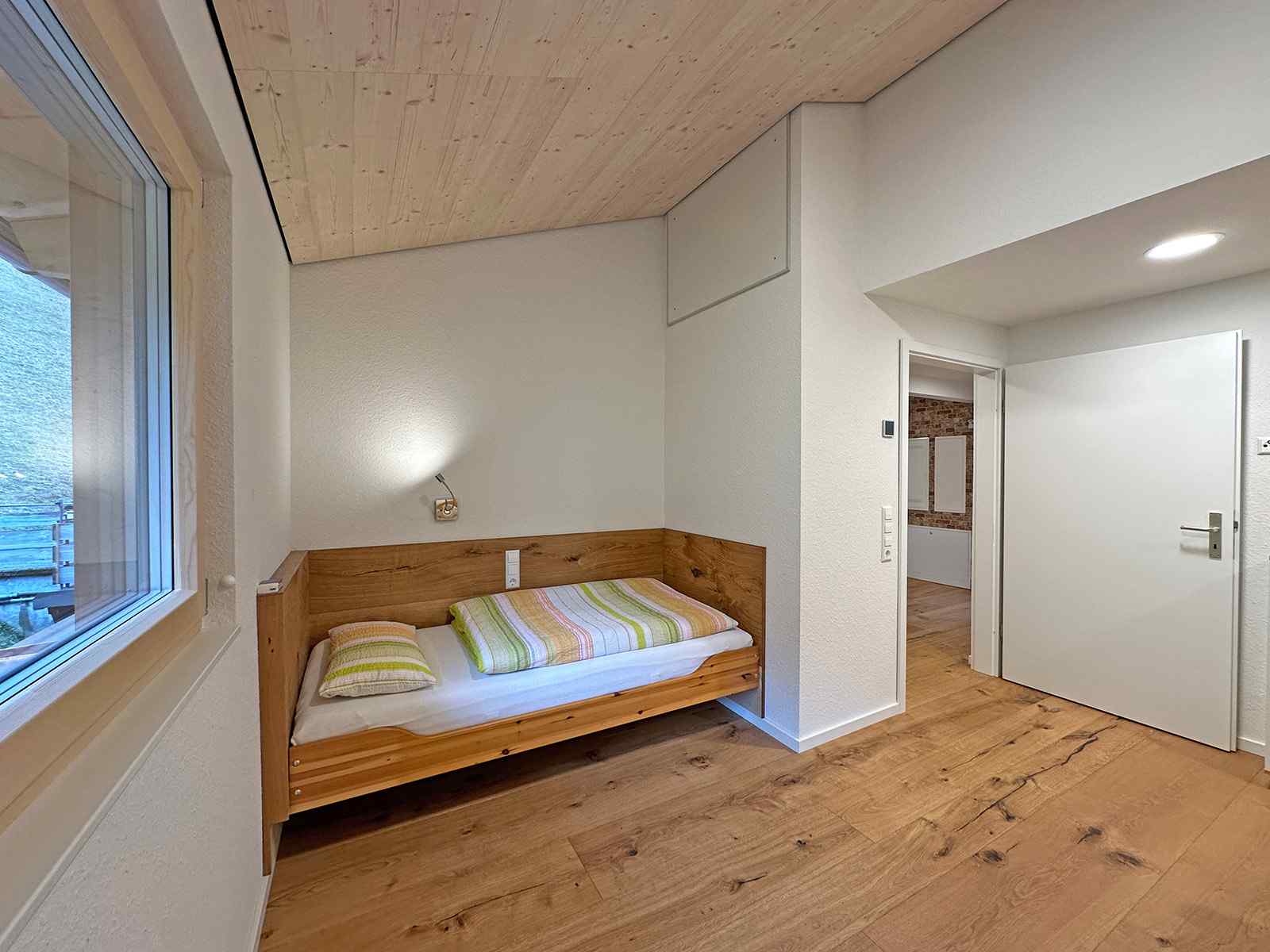 Schlafzimmer mit Doppelbett und Einzelbett