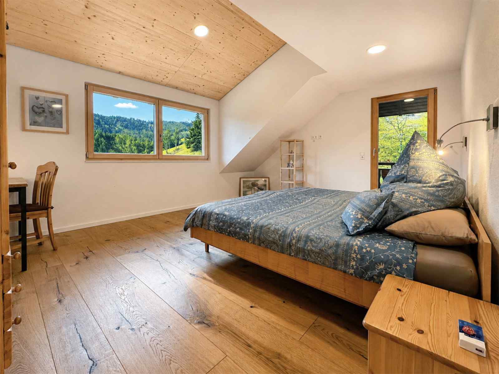 Schlafzimmer mit Doppelbett
